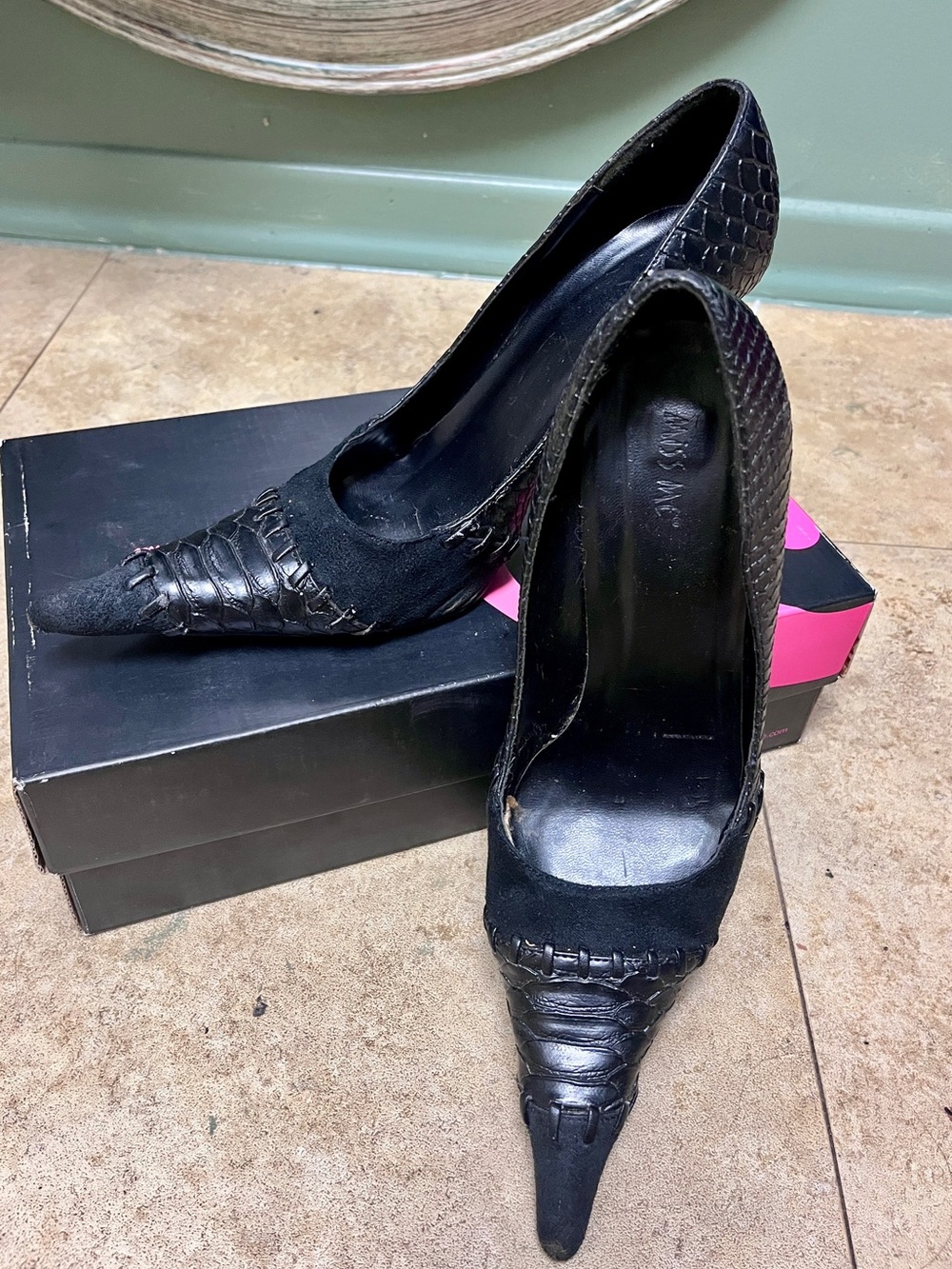 Beautiful Miss Me black snakeskin stitch suede-like pointed stilettos sz.8.5